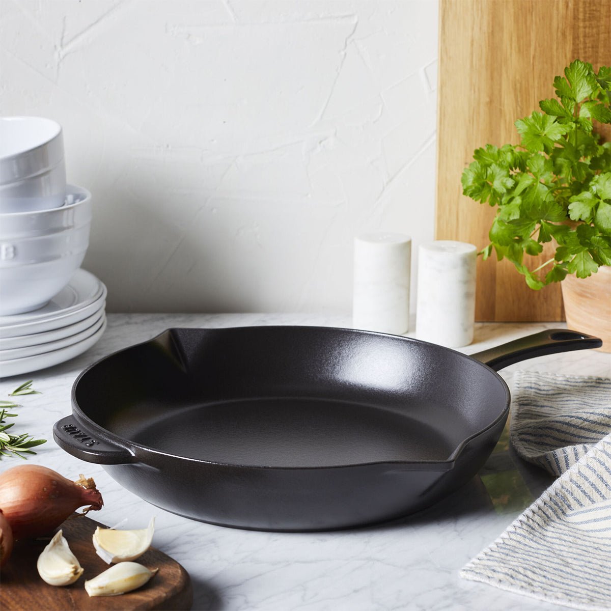 Stekepanne 26cm, svart, støpejern - STAUB 🇫🇷 - STEKEPANNE - Me & Max AS