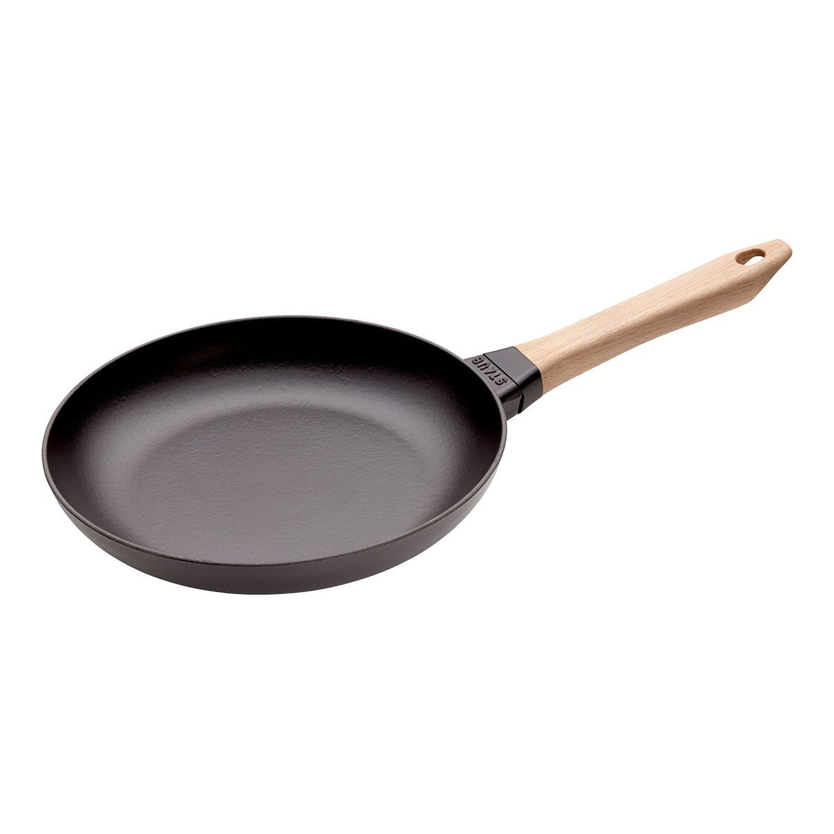 Stekepanne 26cm, svart, støpejern, trehåndtak - STAUB 🇫🇷 - STEKEPANNE - Me & Max AS