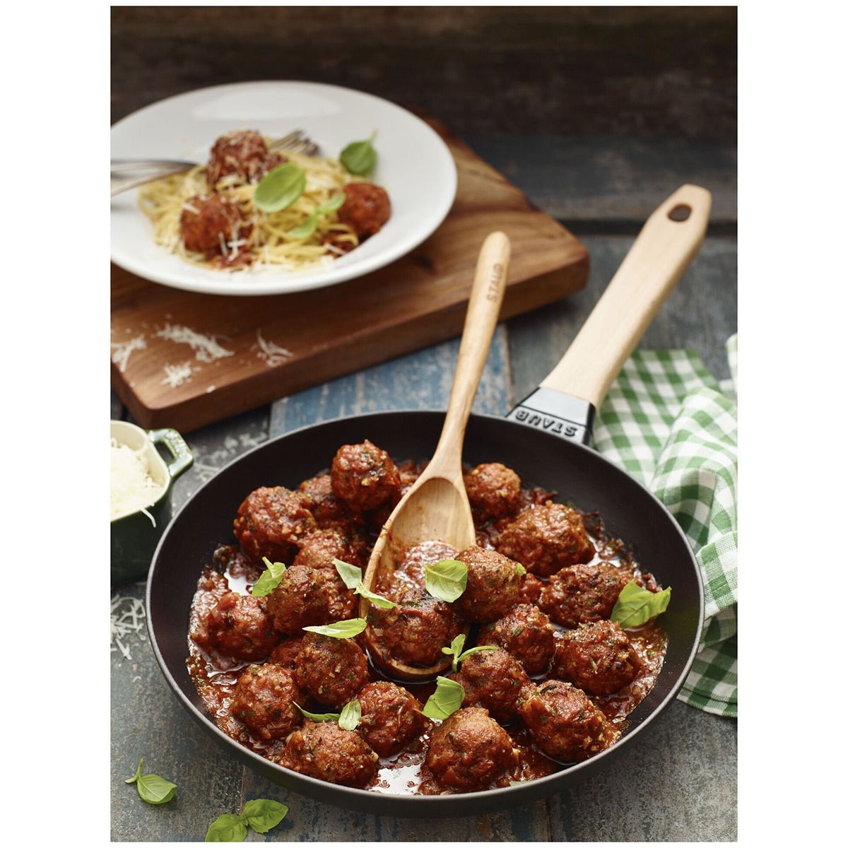 Stekepanne 26cm, svart, støpejern, trehåndtak - STAUB 🇫🇷 - STEKEPANNE - Me & Max AS