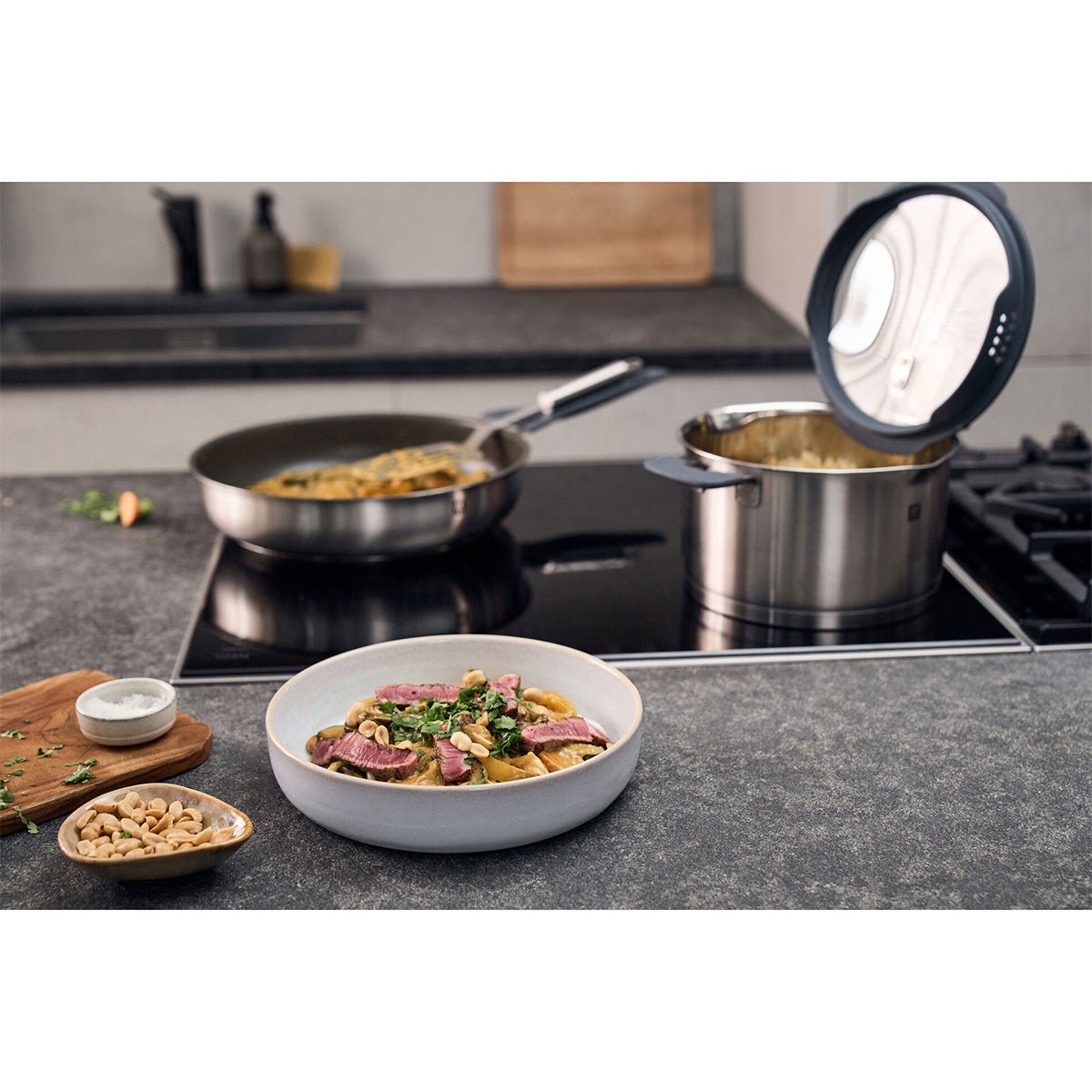 Stekepanne, 28 cm, 18/10 rustfritt stål, Keramisk non - stick - belegg - ZWILLING SIMPLIFY - STEKEPANNE - Me & Max AS