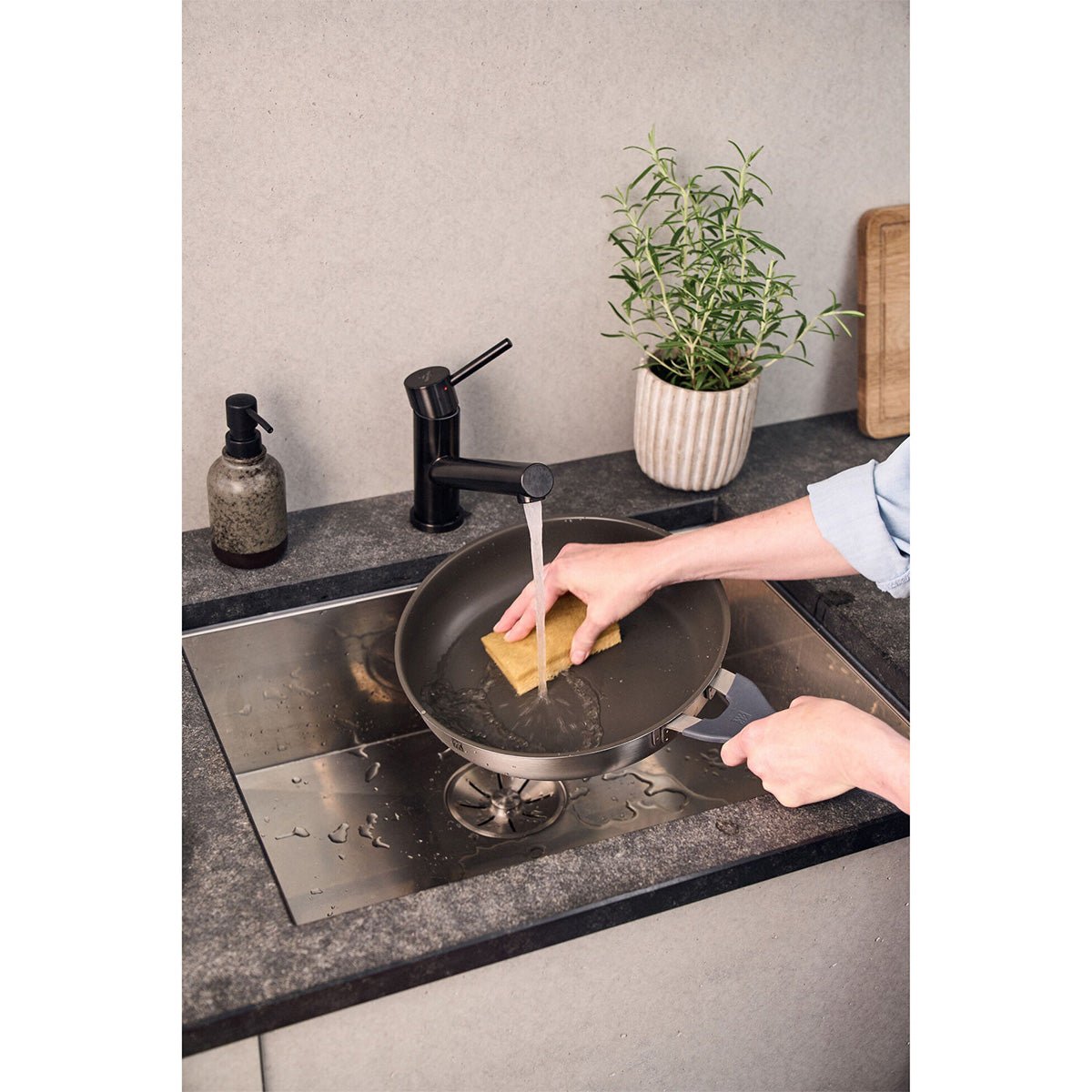 Stekepanne, 28 cm, 18/10 rustfritt stål, Keramisk non - stick - belegg - ZWILLING SIMPLIFY - STEKEPANNE - Me & Max AS