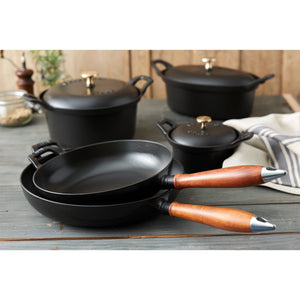 Stekepanne 28cm, svart, støpejern - STAUB 🇫🇷 - STEKEPANNE - Me & Max AS