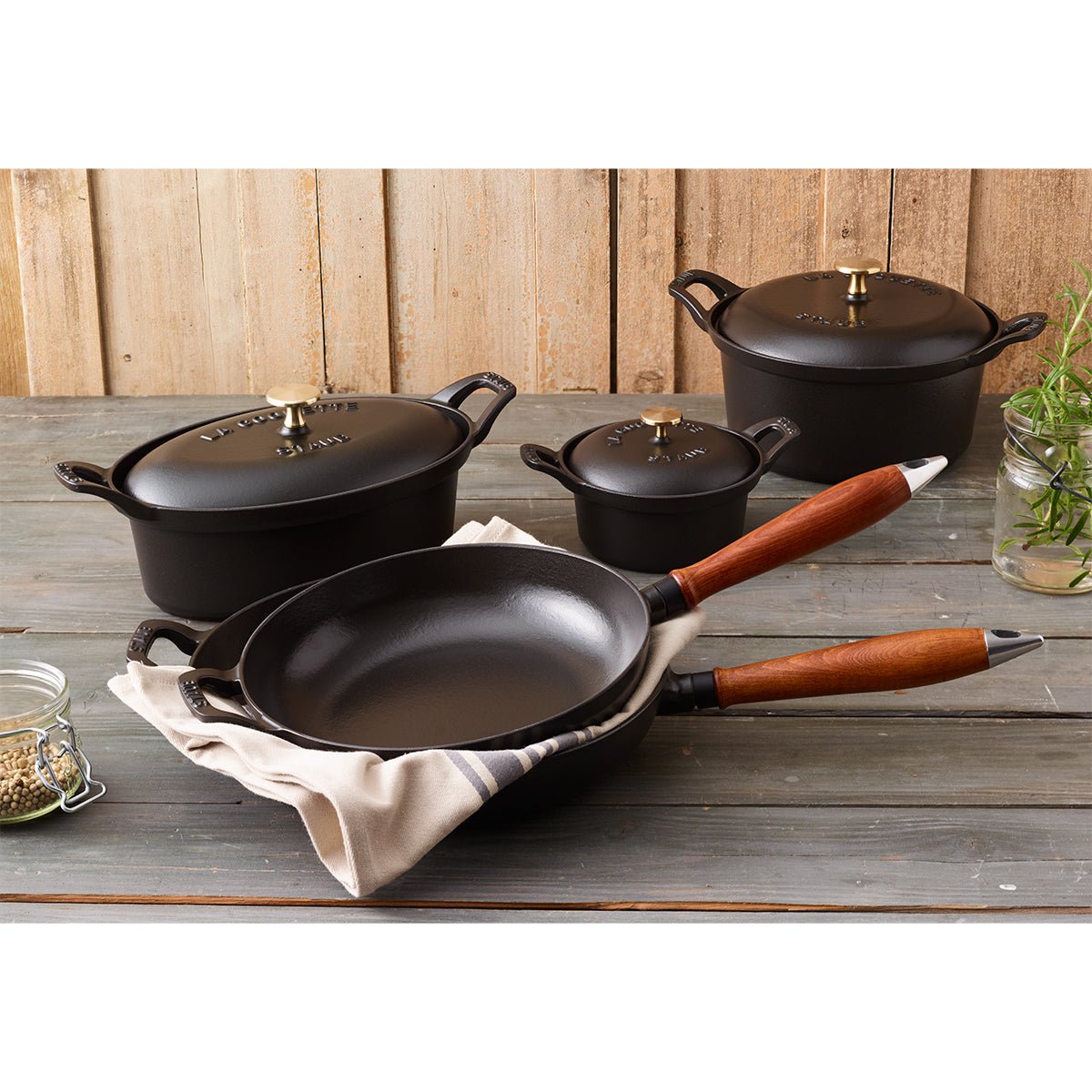 Stekepanne 28cm, svart, støpejern - STAUB 🇫🇷 - STEKEPANNE - Me & Max AS