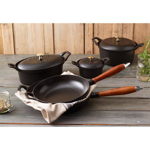 Stekepanne 28cm, svart, støpejern - STAUB 🇫🇷 - STEKEPANNE - Me & Max AS