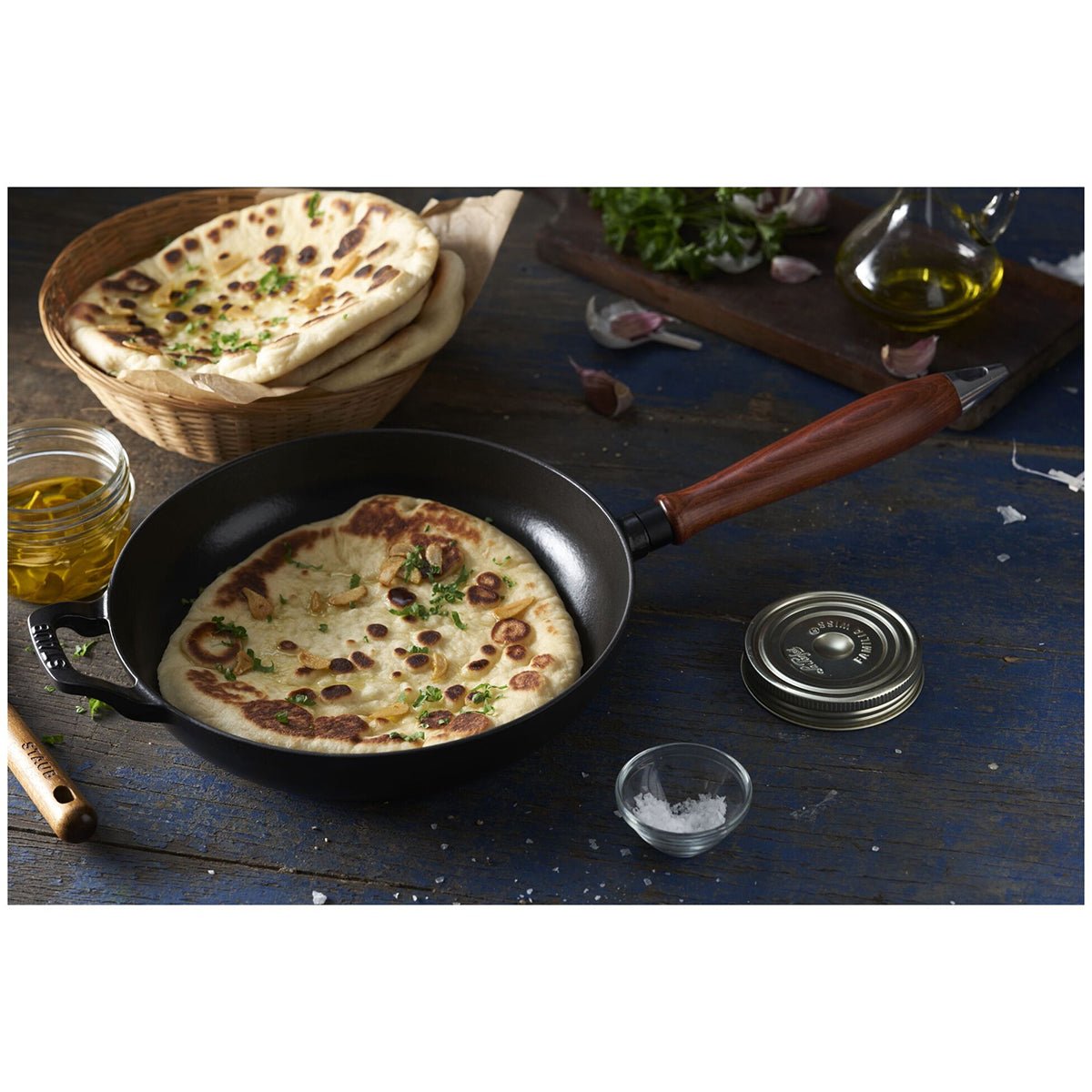 Stekepanne 28cm, svart, støpejern - STAUB 🇫🇷 - STEKEPANNE - Me & Max AS