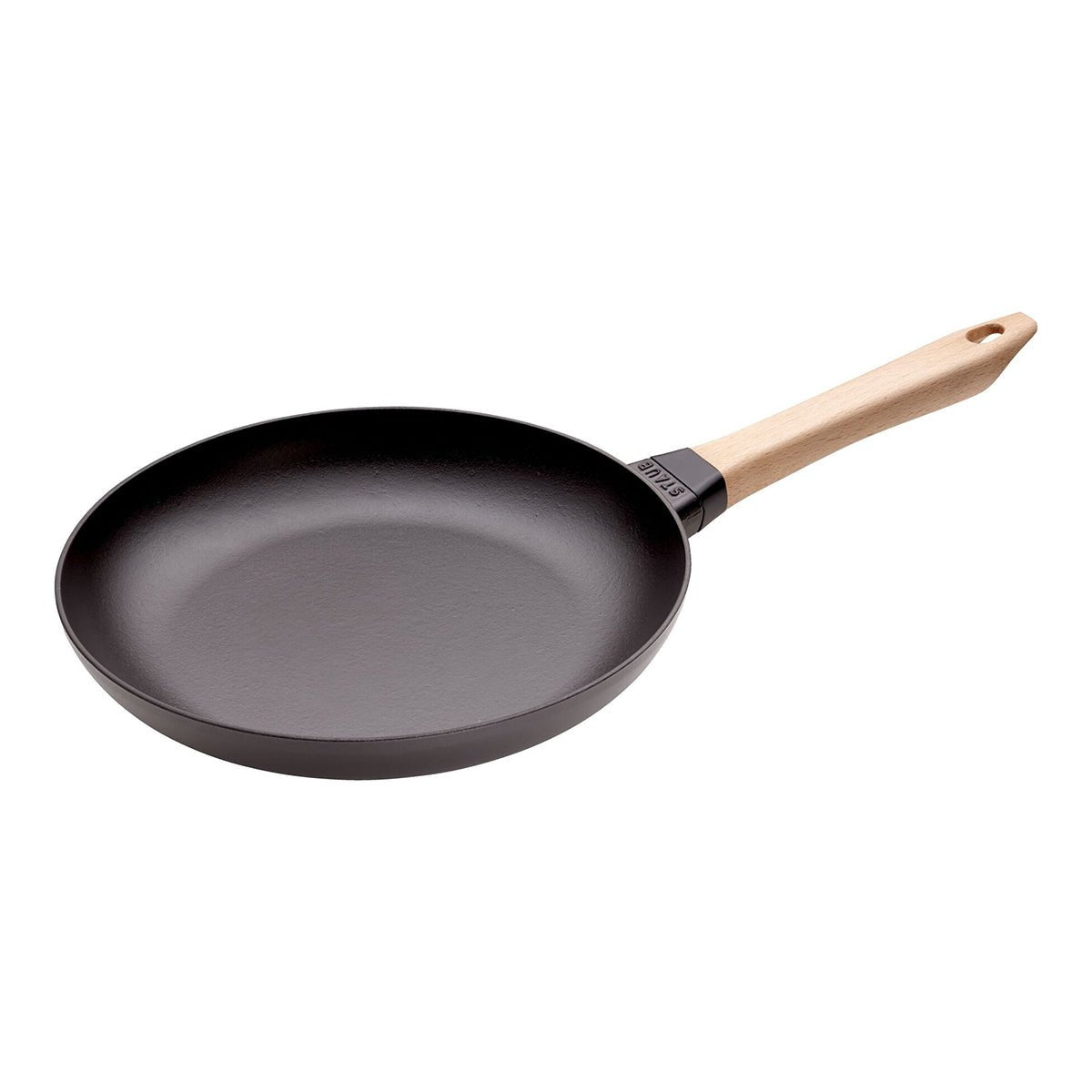 Stekepanne 28cm, svart, støpejern, trehåndtak - STAUB 🇫🇷 - STEKEPANNE - Me & Max AS