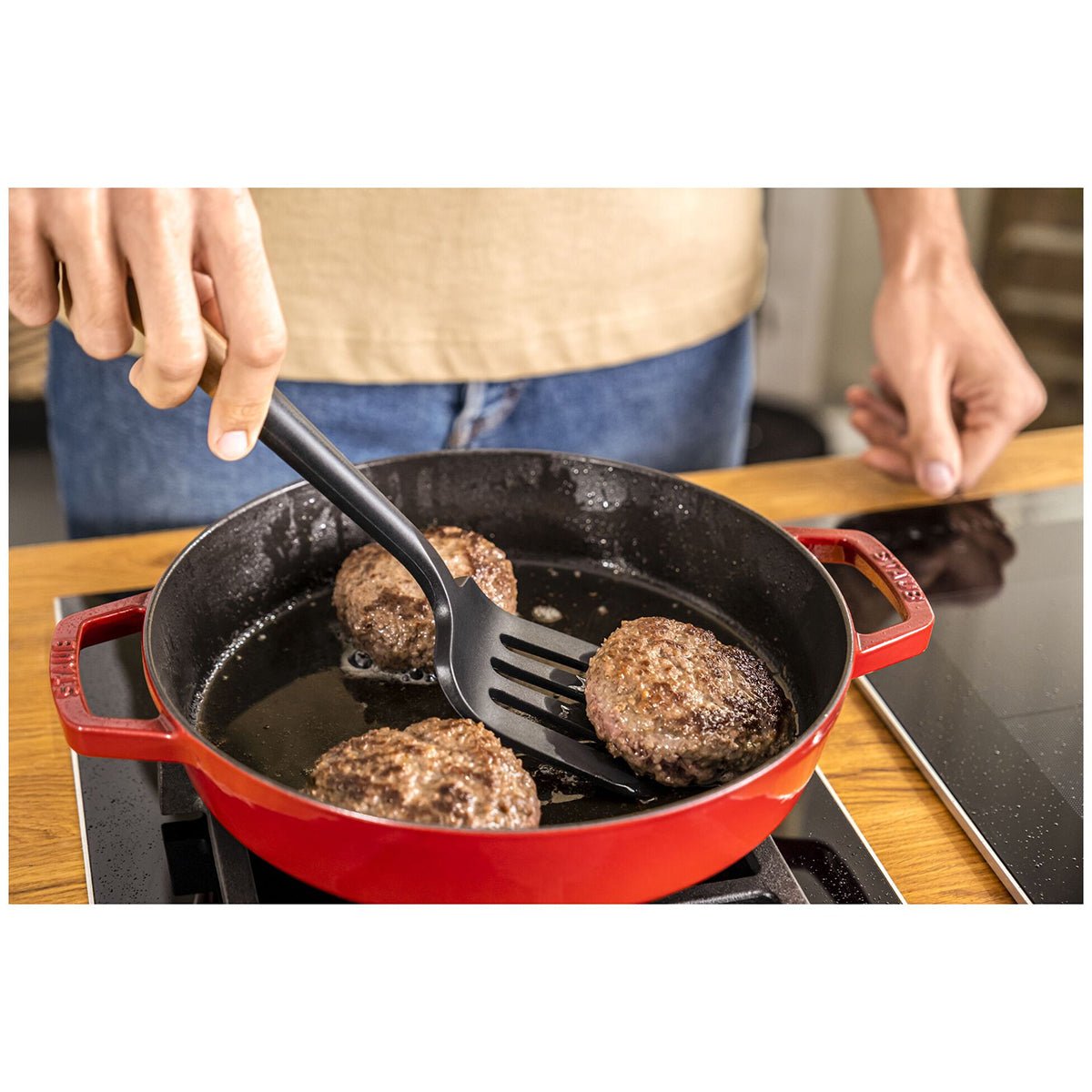 Stekespade i silikon (31cm), sort - STAUB KJØKKEN - KJØKKENYTSTYR - Me & Max AS
