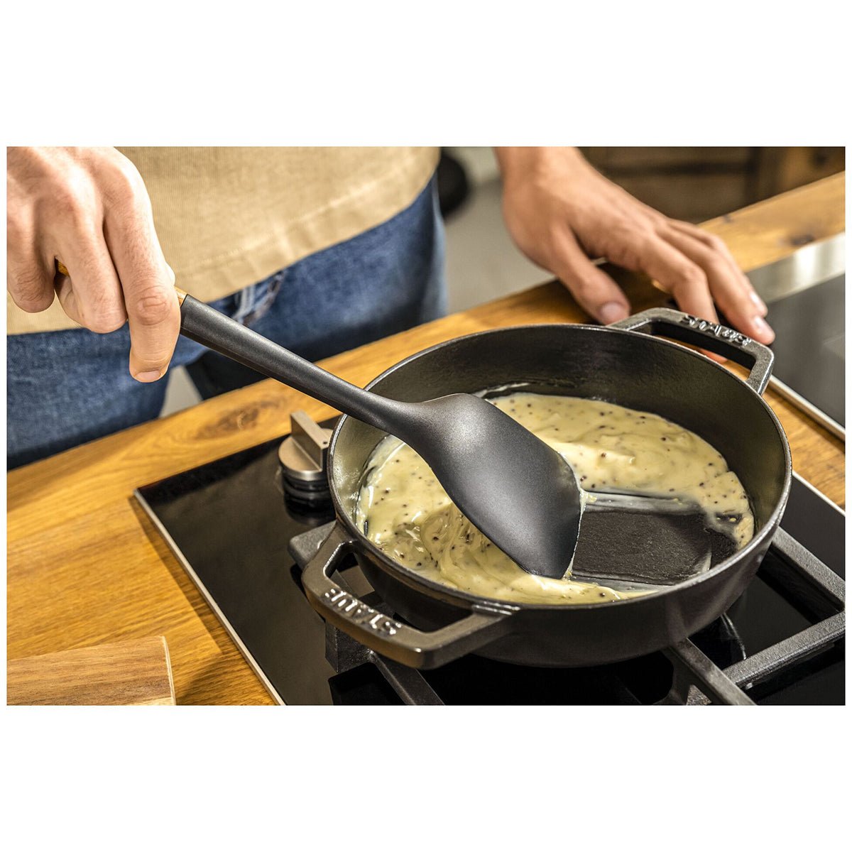 Stekespade i silikon (31cm), sort - STAUB KJØKKEN - KJØKKENYTSTYR - Me & Max AS