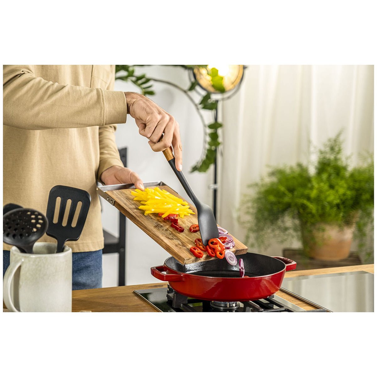 Stekespade i silikon (31cm), sort - STAUB KJØKKEN - KJØKKENYTSTYR - Me & Max AS