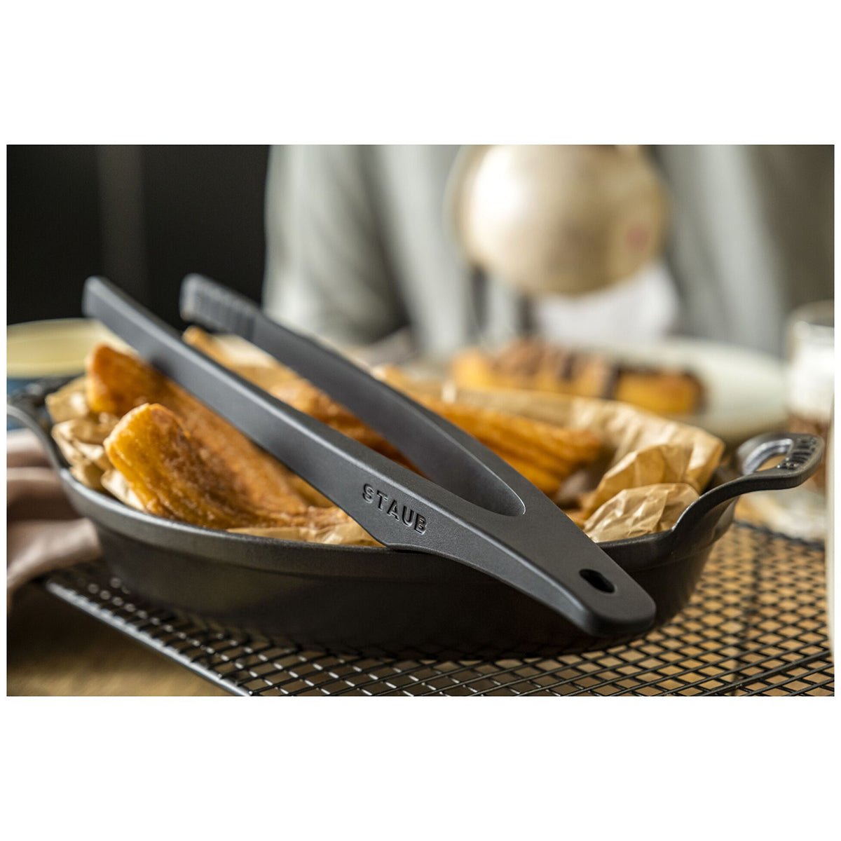 Tang i silikon (31cm), sort - STAUB KJØKKEN - KJØKKENYTSTYR - Me & Max AS