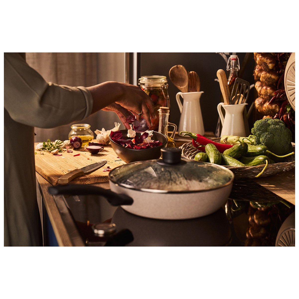 Traktørpanne med lokk, 28cm, aluminium, CERAFORCE Black non - stick - belegg - BALLARINI LEDRO - STEKEPANNE - Me & Max AS