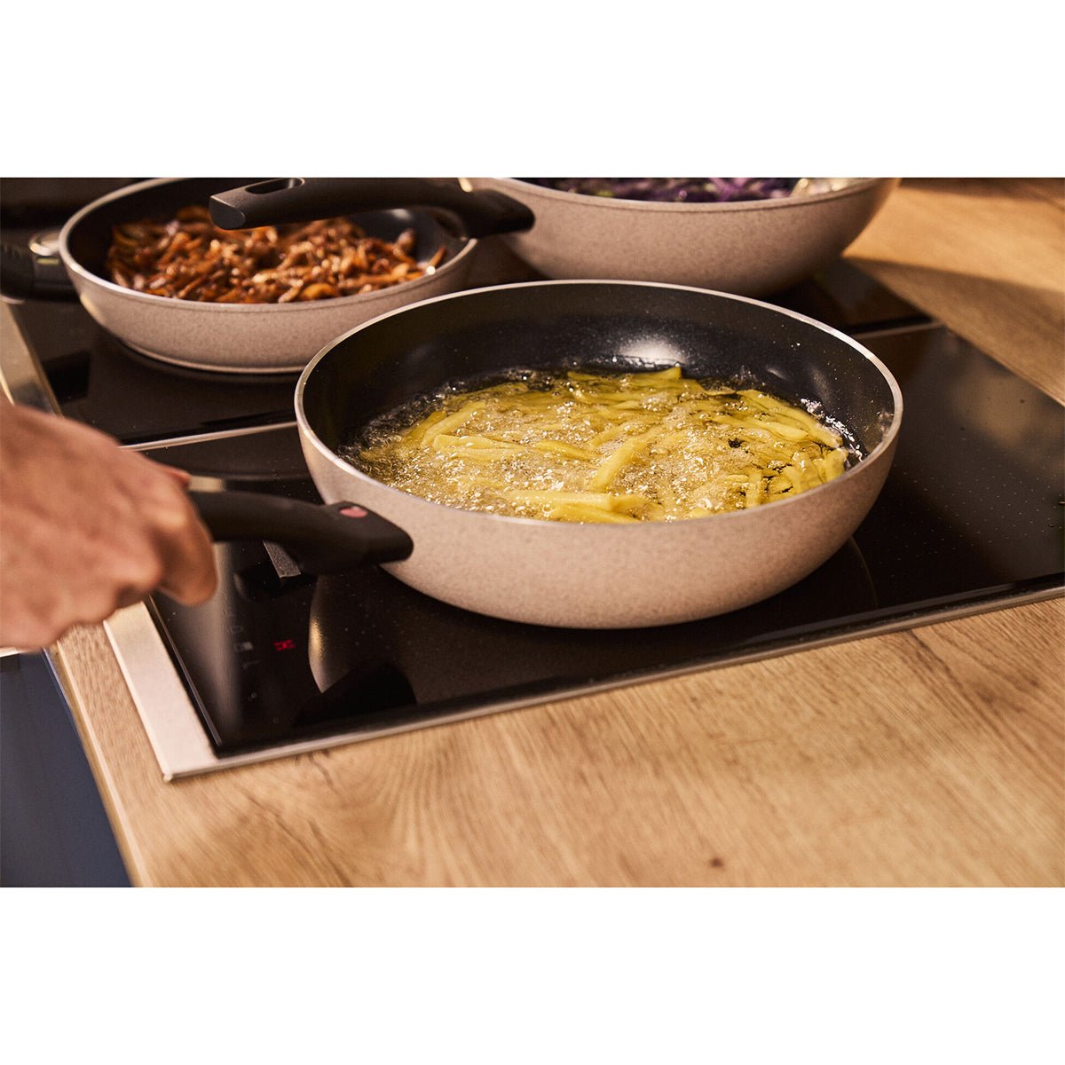 Traktørpanne med lokk, 28cm, aluminium, CERAFORCE Black non - stick - belegg - BALLARINI LEDRO - STEKEPANNE - Me & Max AS