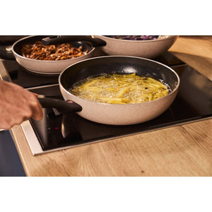 Traktørpanne med lokk, 28cm, aluminium, CERAFORCE Black non - stick - belegg - BALLARINI LEDRO - STEKEPANNE - Me & Max AS
