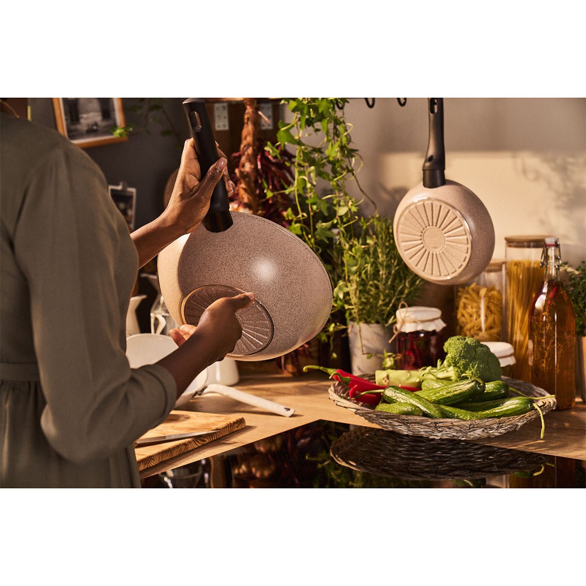 Wok, 28cm, aluminium, CERAFORCE Black non - stick - belegg - BALLARINI LEDRO - STEKEPANNE - Me & Max AS