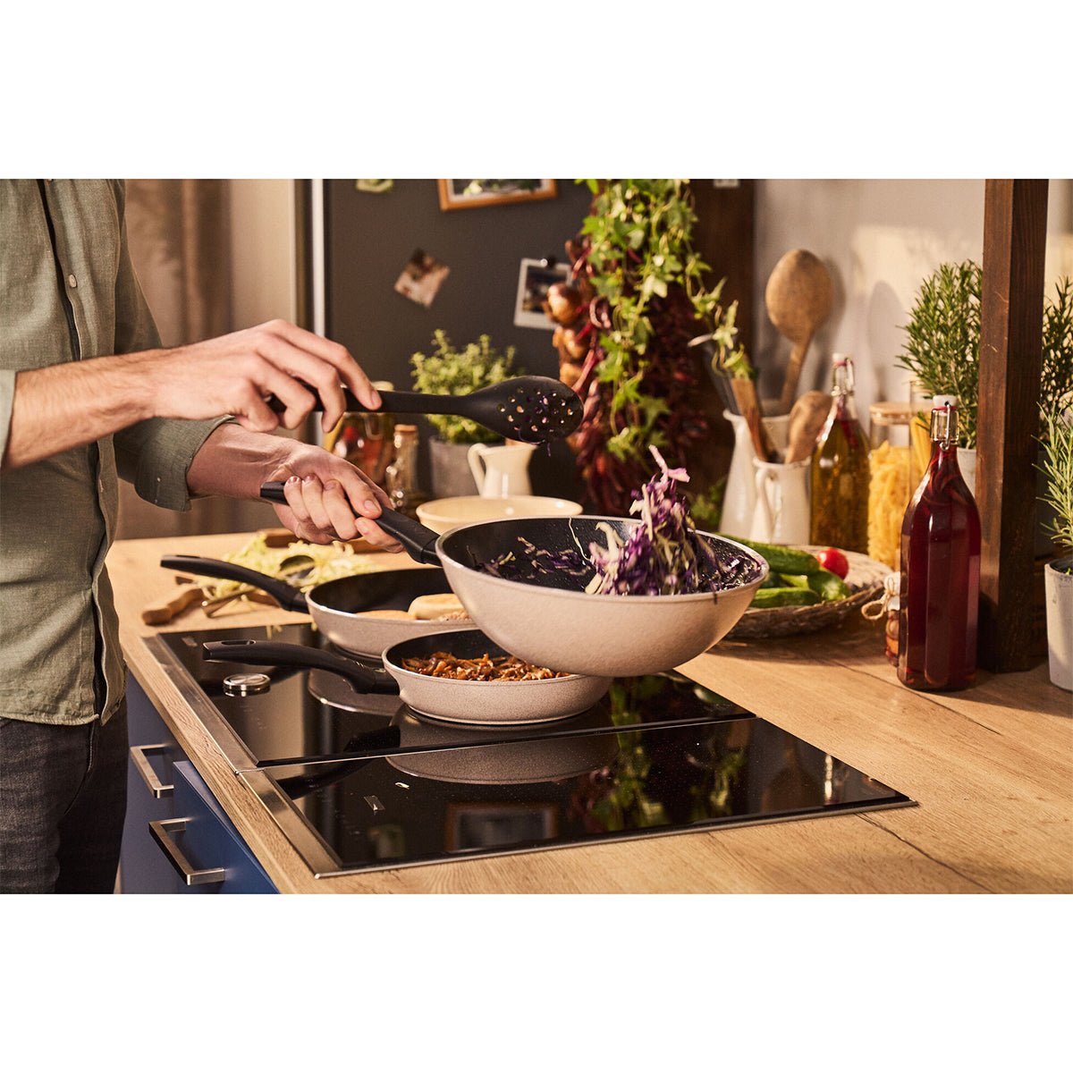 Wok, 28cm, aluminium, CERAFORCE Black non - stick - belegg - BALLARINI LEDRO - STEKEPANNE - Me & Max AS