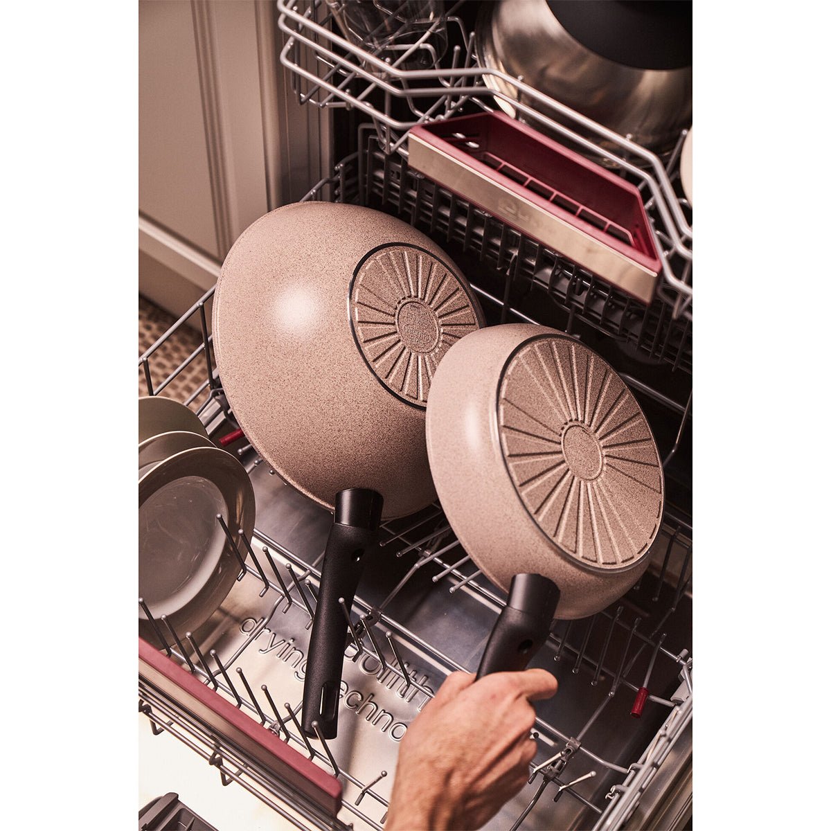 Wok, 28cm, aluminium, CERAFORCE Black non - stick - belegg - BALLARINI LEDRO - STEKEPANNE - Me & Max AS