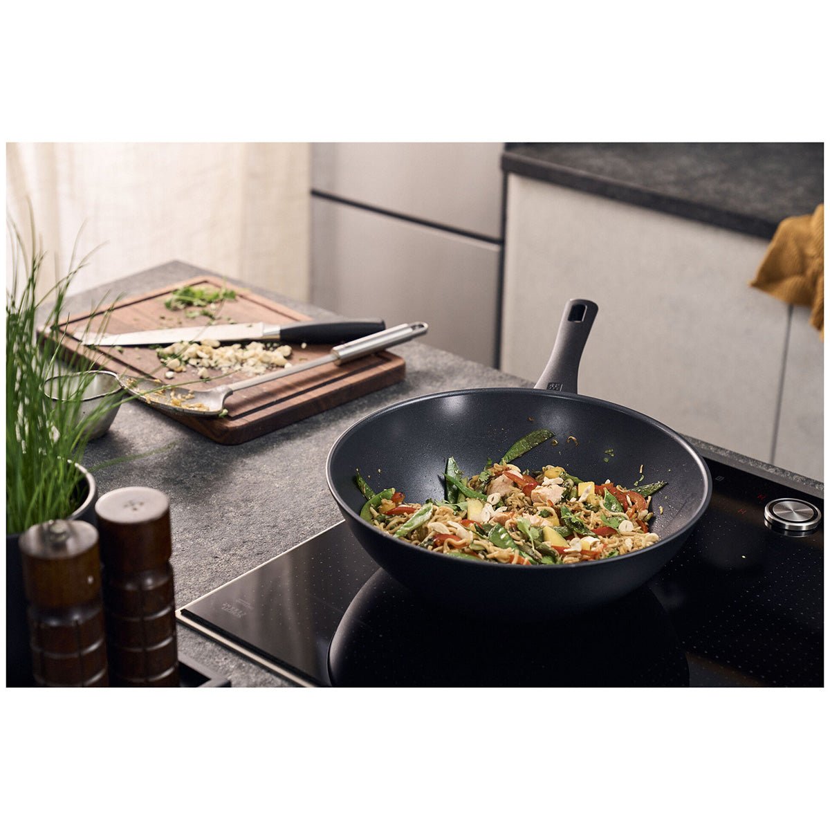 Wok, 30 cm, Aluminium, Titanforsterket Keramisk Nonstick - belegg - ZWILLING MADURA PLUSS - STEKEPANNE - Me & Max AS