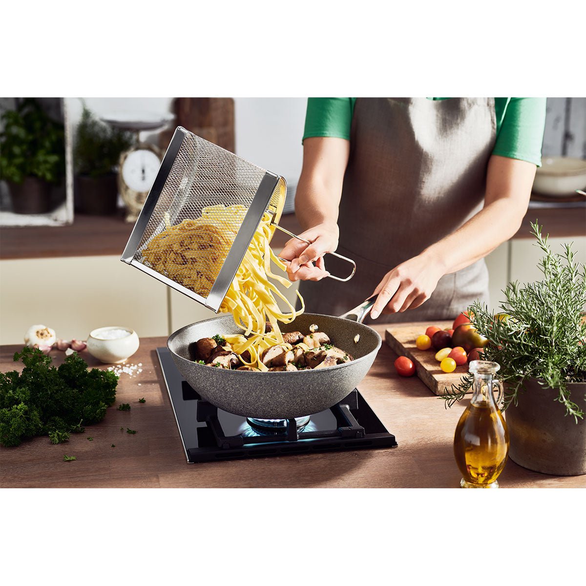 Wok 30cm, aluminium, titanforsterket keramisk non - stick - belegg - BALLARINI SALINA - STEKEPANNE - Me & Max AS