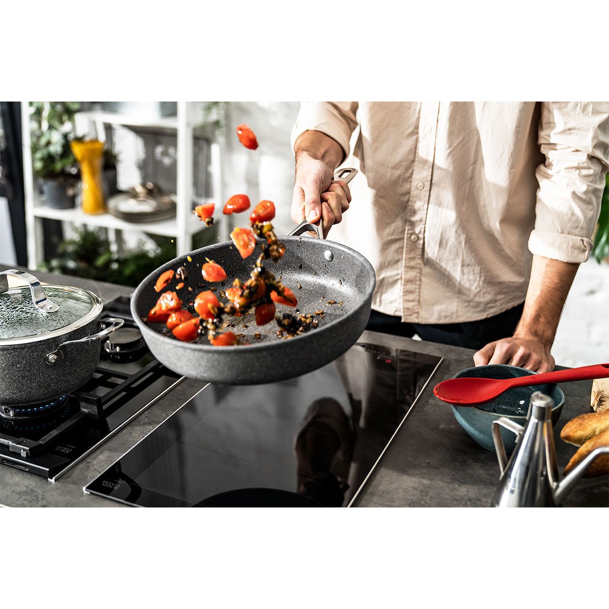 Wok 30cm, aluminium, titanforsterket keramisk non - stick - belegg - BALLARINI SALINA - STEKEPANNE - Me & Max AS