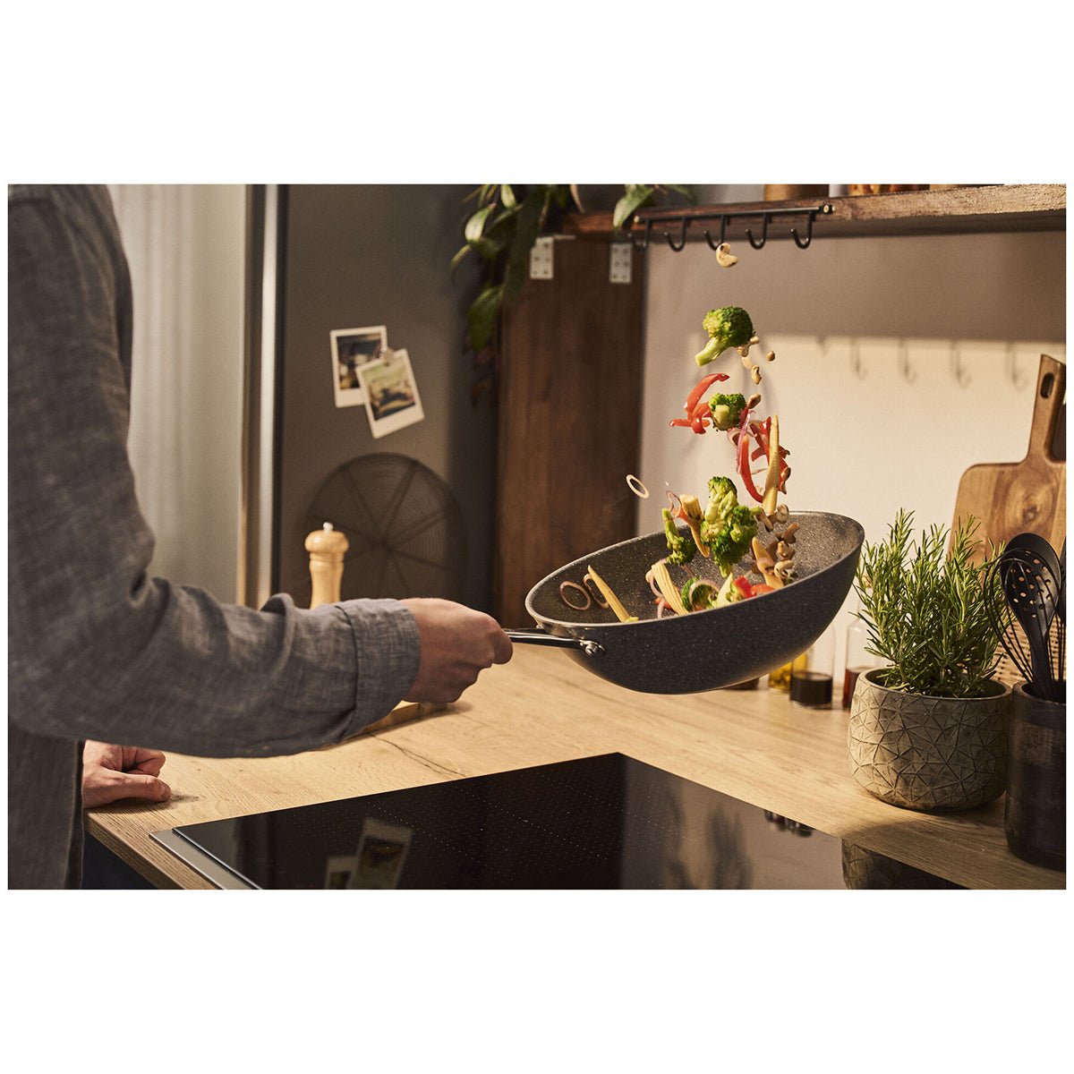 Wok 30cm, aluminium, titanforsterket keramisk non - stick - belegg - BALLARINI SALINA CERAMIC - STEKEPANNE - Me & Max AS