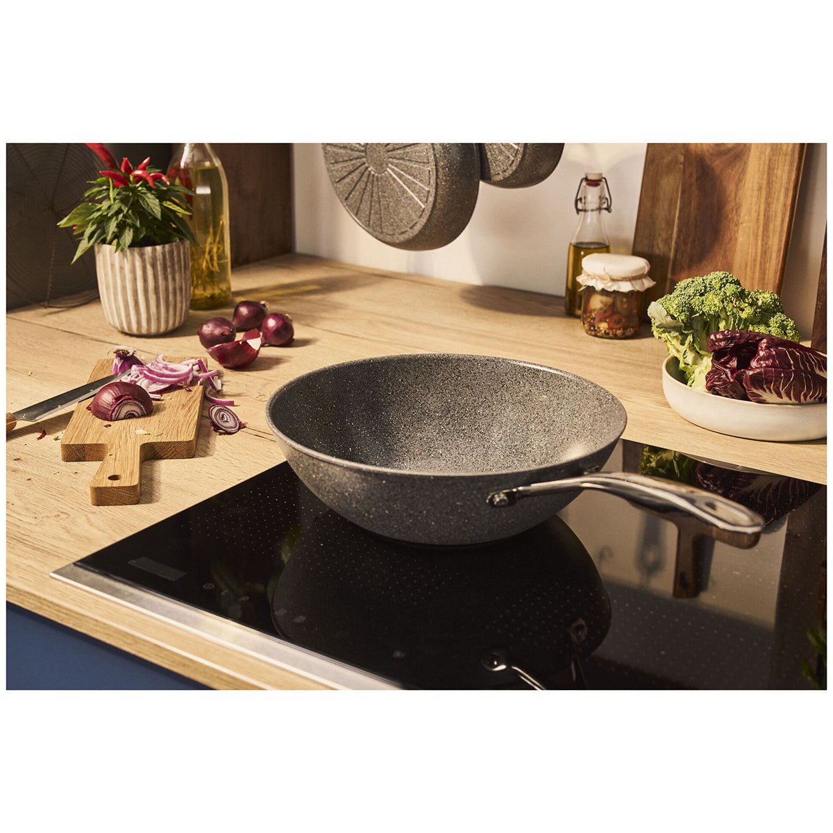 Wok 30cm, aluminium, titanforsterket keramisk non - stick - belegg - BALLARINI SALINA CERAMIC - STEKEPANNE - Me & Max AS