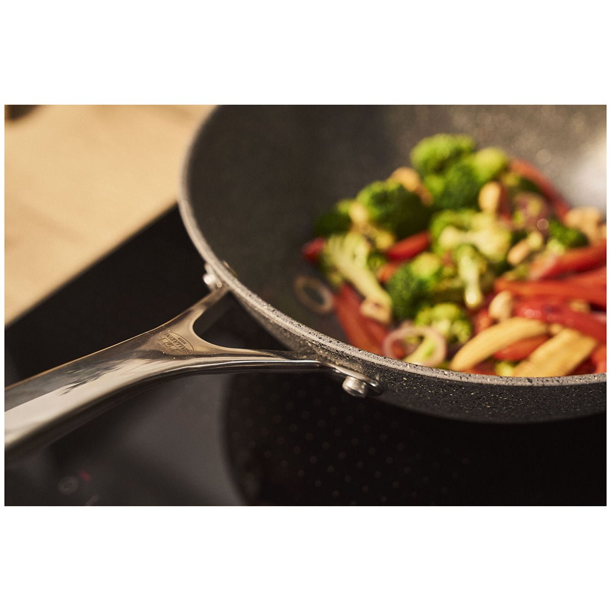 Wok 30cm, aluminium, titanforsterket keramisk non - stick - belegg - BALLARINI SALINA CERAMIC - STEKEPANNE - Me & Max AS